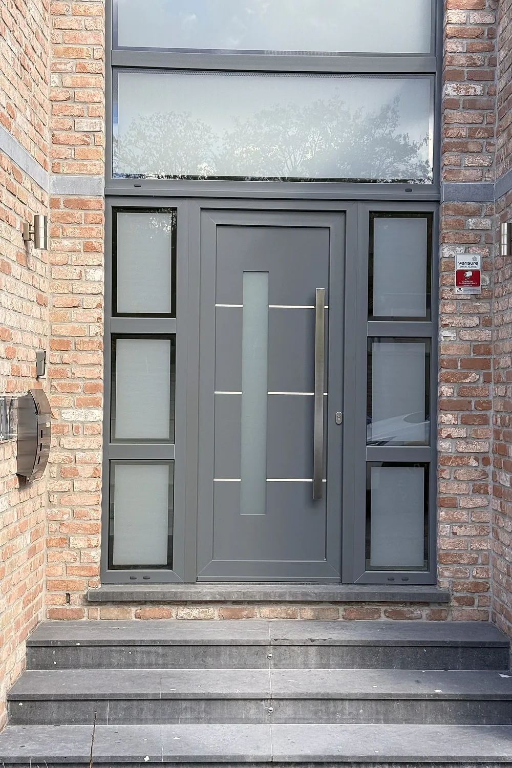 Porte d'entrée du cabinet, précédée de quelques marches